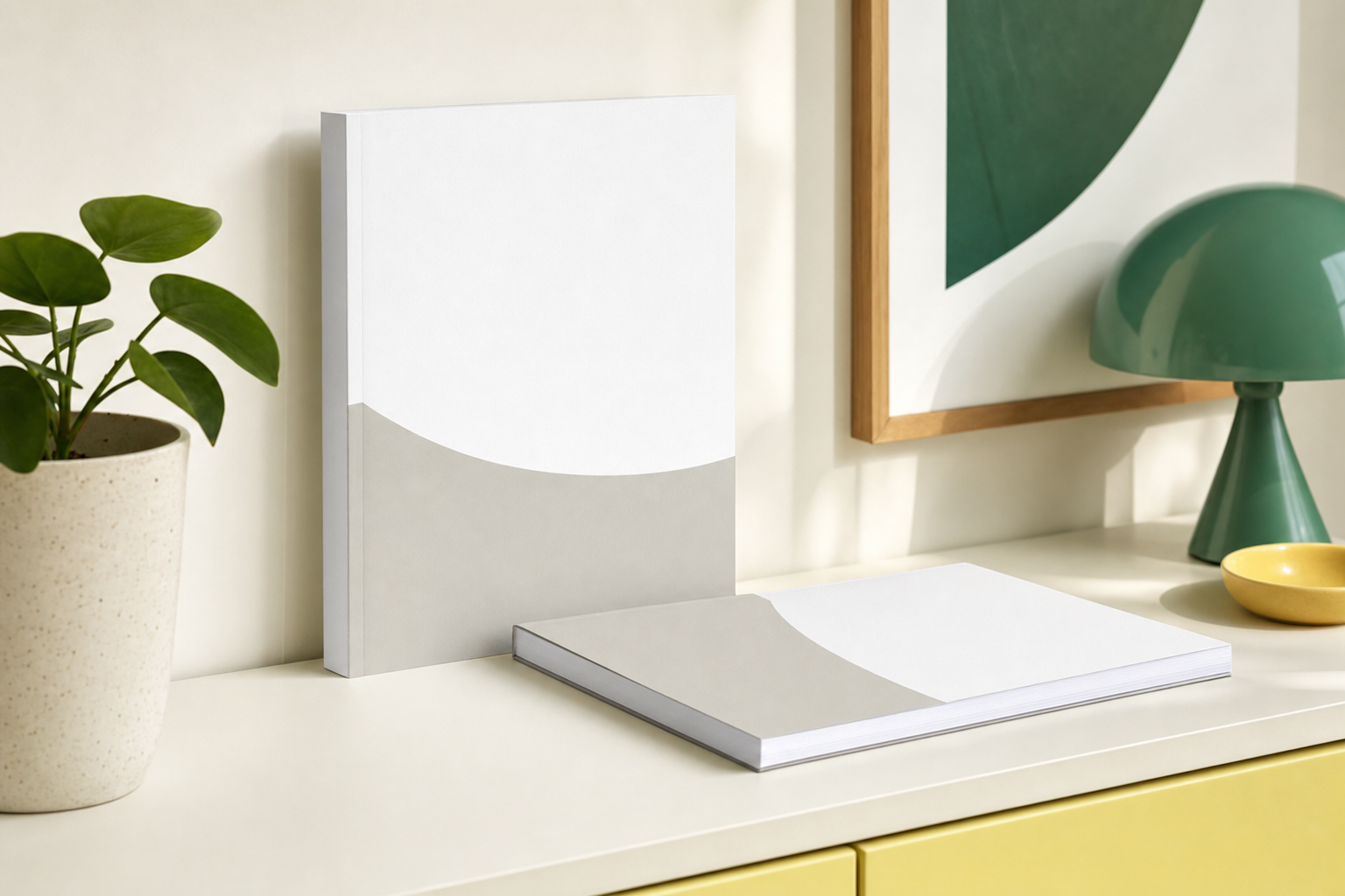 Livret à reliure allemande au dos carré collé, posé debout sur une tablette de studio lumineux